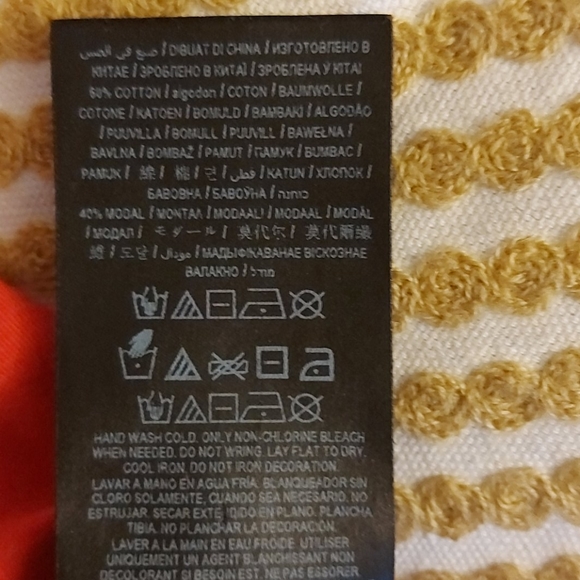 Red Guess t-shirt - Picture 10 of 10